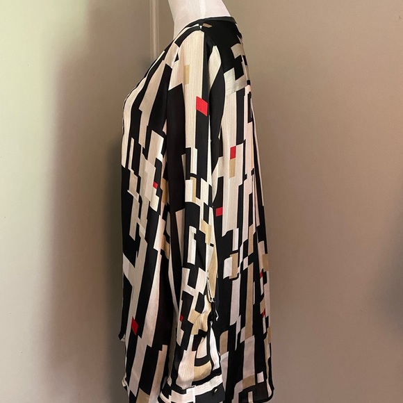 Chic Geometric Black and Cream Women's Top - Picture 6 of 10